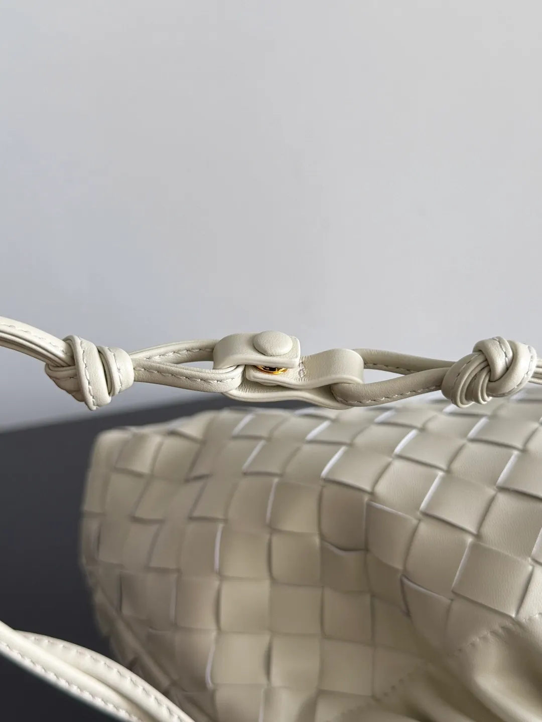 Batch 1680 BOTTEGA VENETA 2025 new women's Dustbag Notte clutch. Dustbag, which has been very popular since its launch, has a chain clause! ! The hand-carrying method is reminiscent of the classic bag type Pouch , light and elegant, the reserved drawstring design allows the bag to be used as an armpit bag, and the chain is longer, which is very suitable for sisters who like to free their hands and carry cross-body backpacks. No matter which way you carry it, you can change the back according to the occasion and your mood that day. It can make the overall outfit more fashionable🪄🪄The body of the bag has also been widened. It is the rainy season and the weather is hot. The bag can easily accommodate a small umbrella and water bottle. The lining is made of nylon, which is light and comfortable to carry, and is very suitable for summer use. Style number: 839394 Size: 33*19*8cm